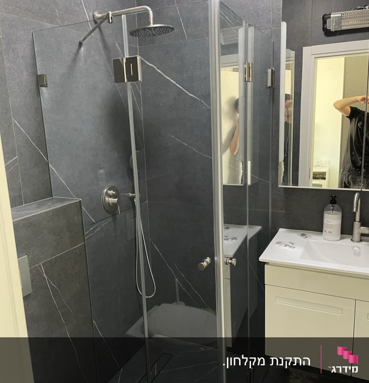 מקלחון זכוכית עם ראש מקלחת מתכתי